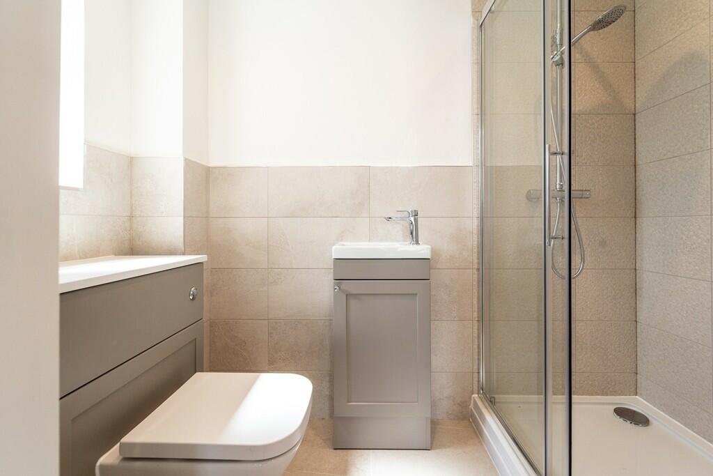 Master ensuite sh...