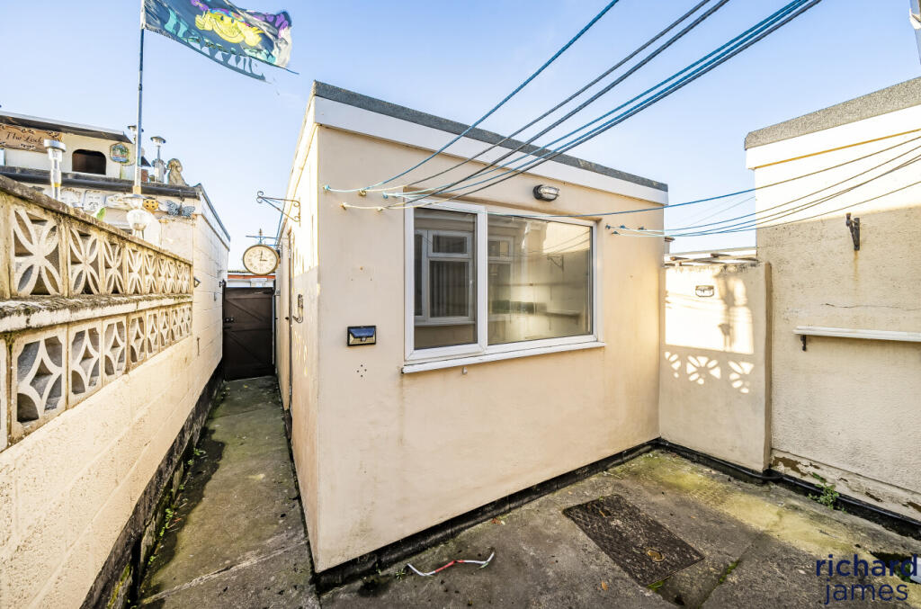 f6ea93cc-a7b0-4e6...