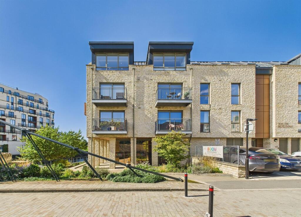 19 - Modern 2-Bedroom Flat for Auction in Bath.jpg