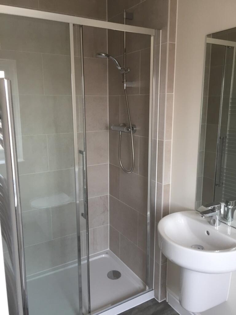 A modern and clean bathroom featuring a spaciou...