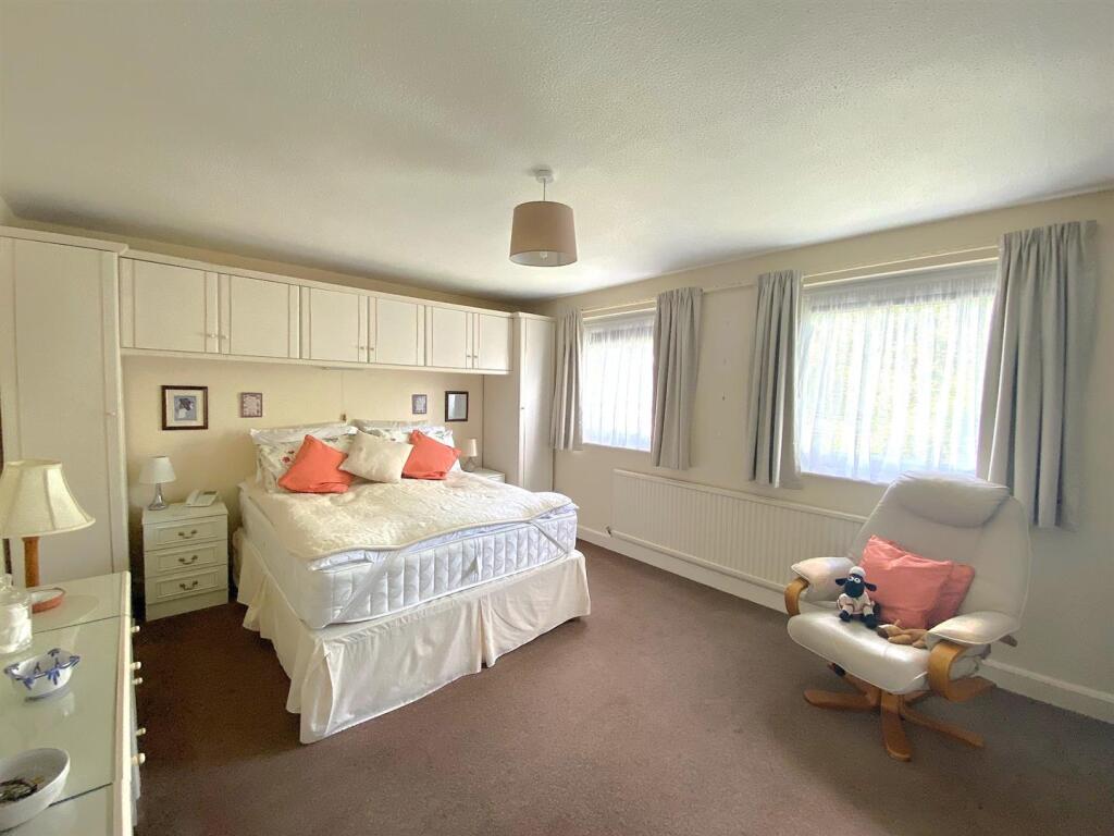 6 Highgrove - Bed1.jpg