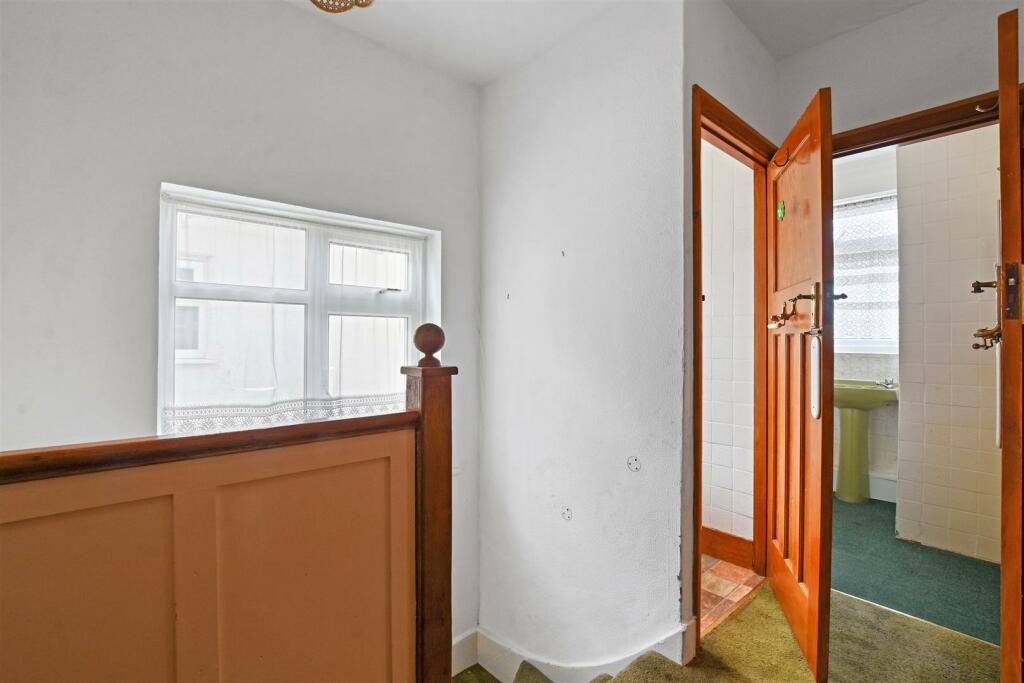 13-ff9aGCWT - 208 Portland Crescent - Landing -Ori