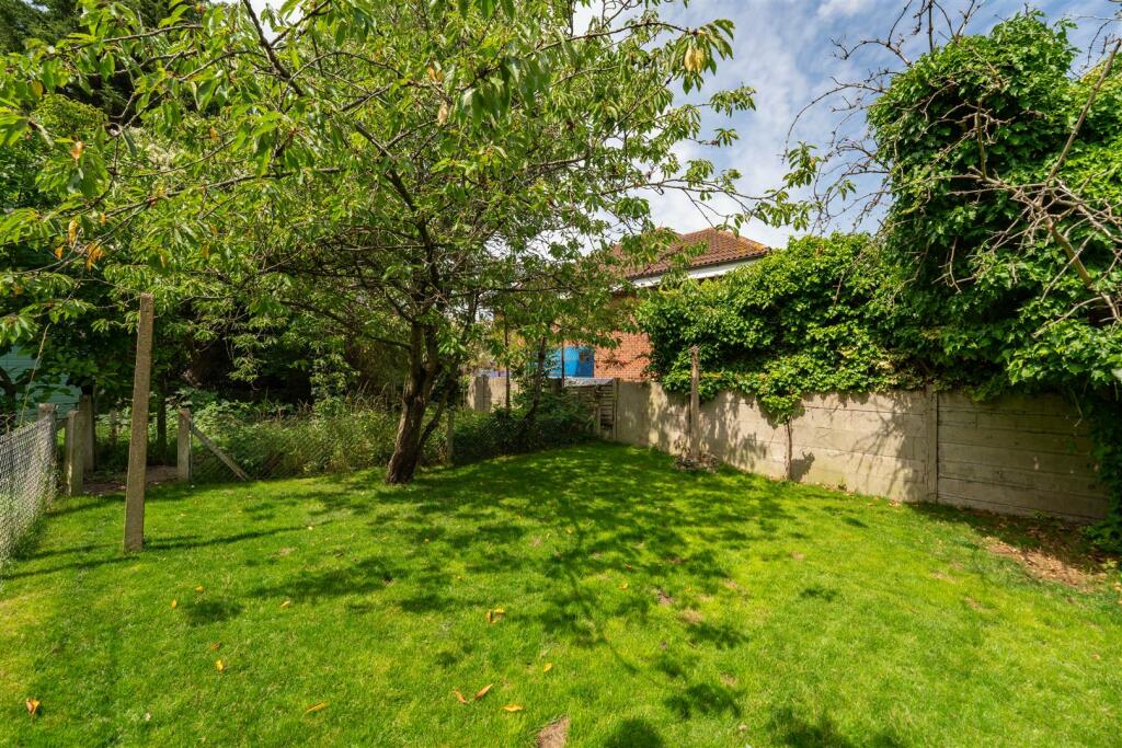 13 Kennedy Road gard.jpg