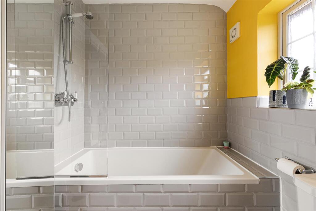 Douglas Avenue - E17