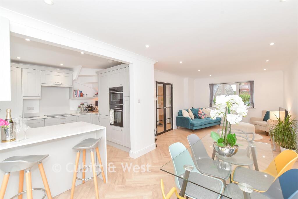 Kitchen/ Dining Area