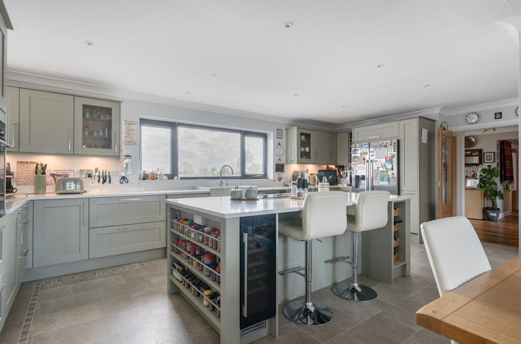 1304671-36-684083...