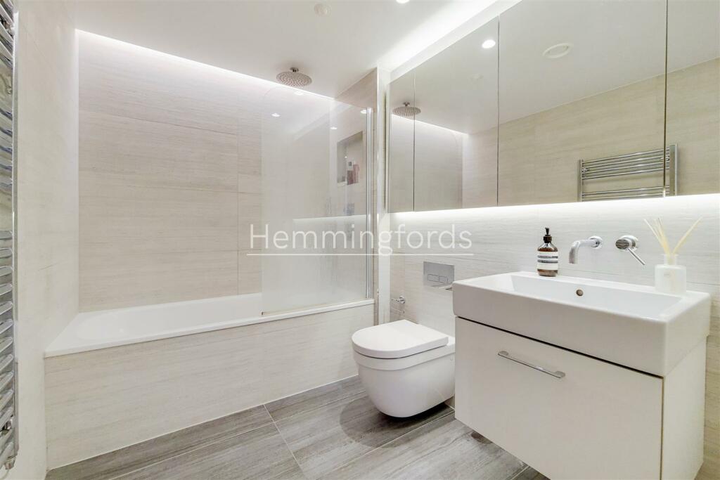 3_Bathroom-0.jpg