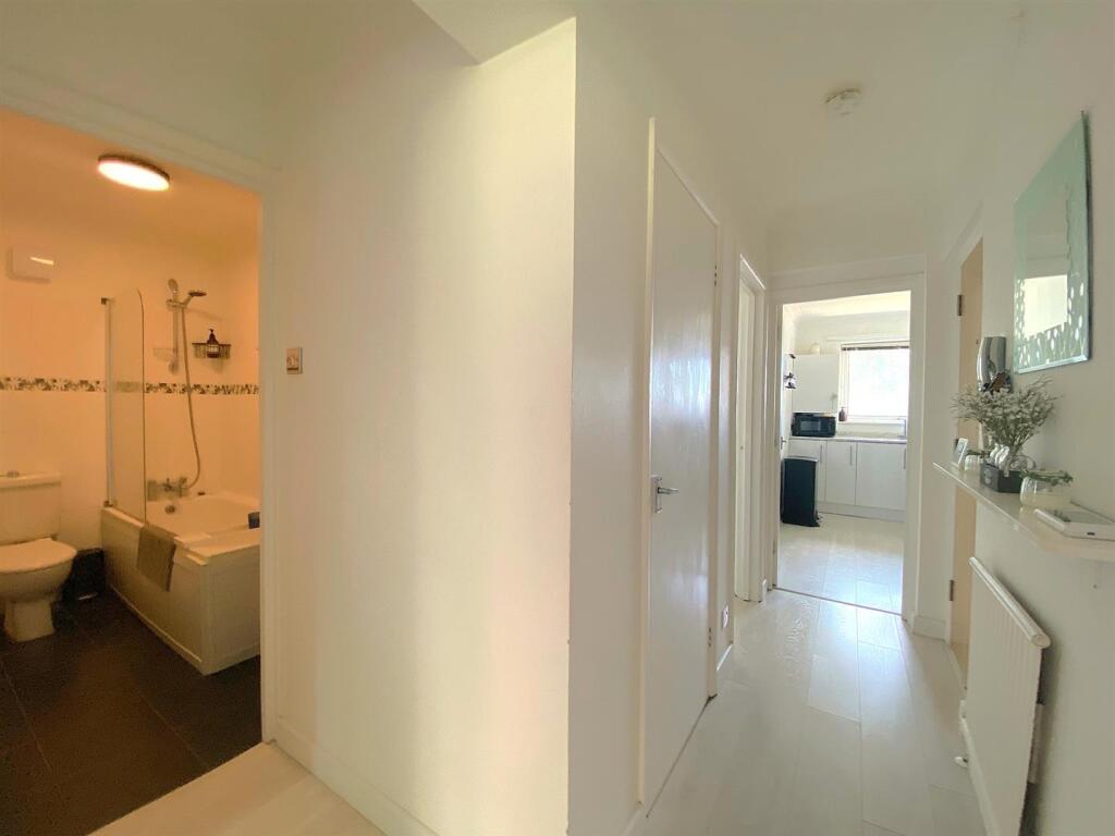 15A Harewood Close - Hall.jpg