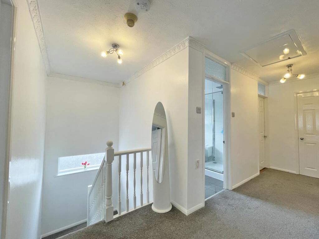 Mardon Close 15 - Landing.jpg