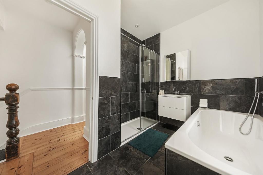 Bathroom (2).jpg