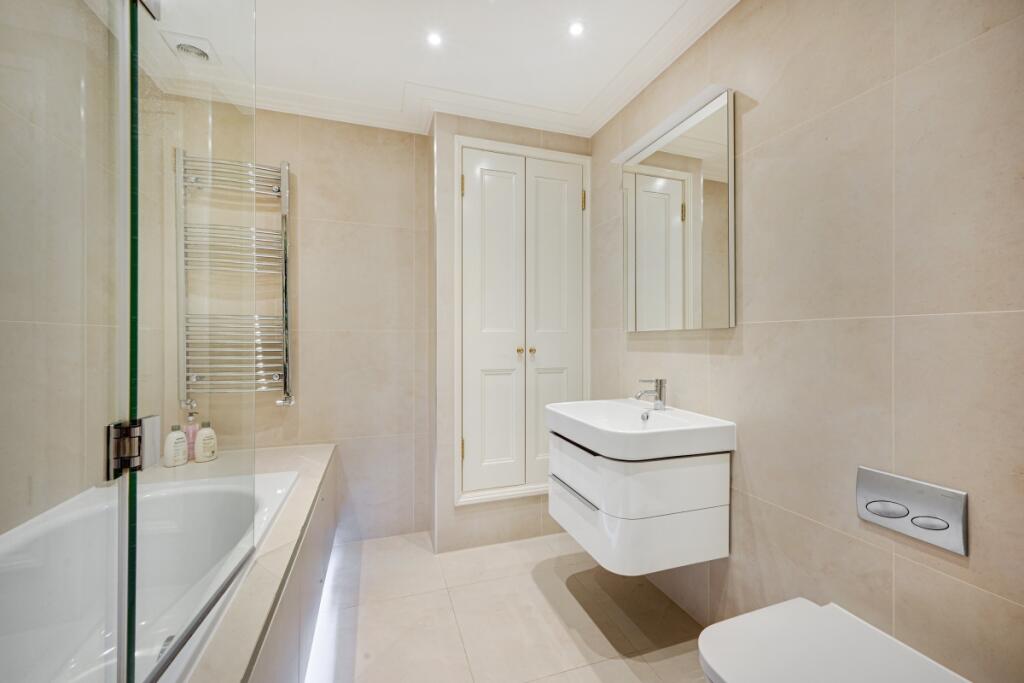 En-suite bathroom