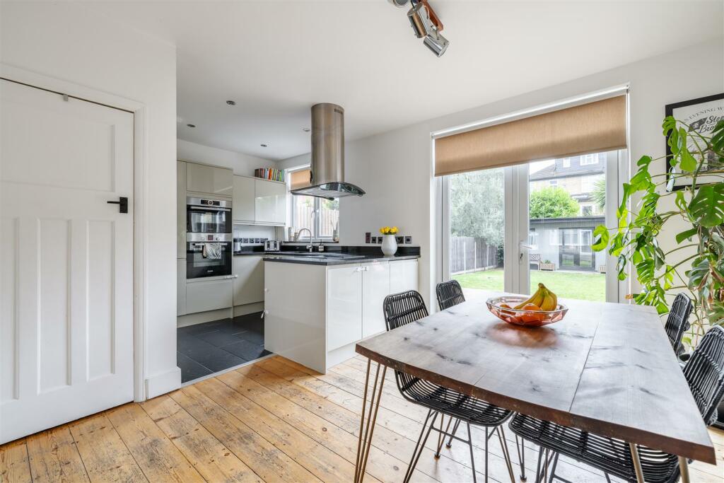 Thornwood Close, E18