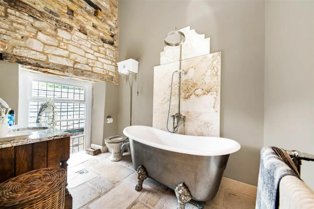 BEDROOM ONE EN-SUITE