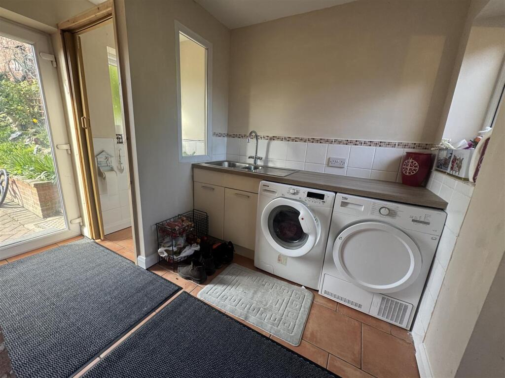 UTILITY ROOM AND CLOARKOOM W/C