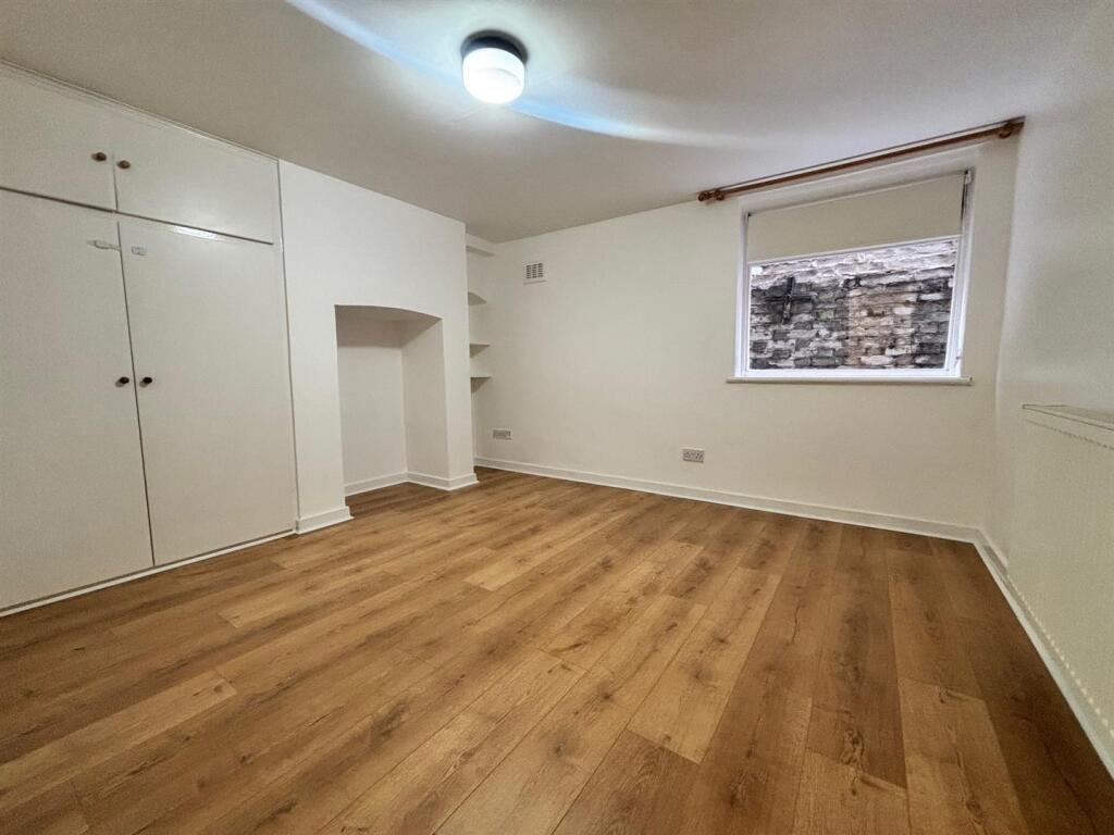 Bedroom 1.jpg