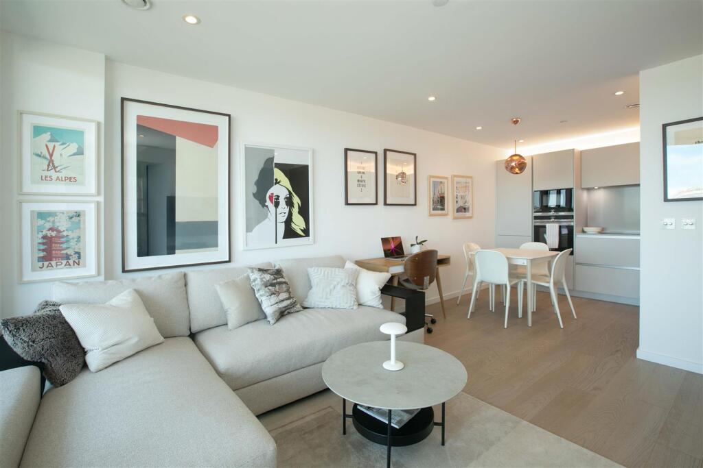 25.08.10-TH-Living room 3.jpg