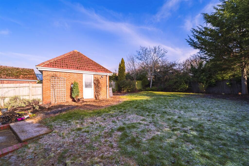 74 Hookhams Lane-back garden-50.jpg