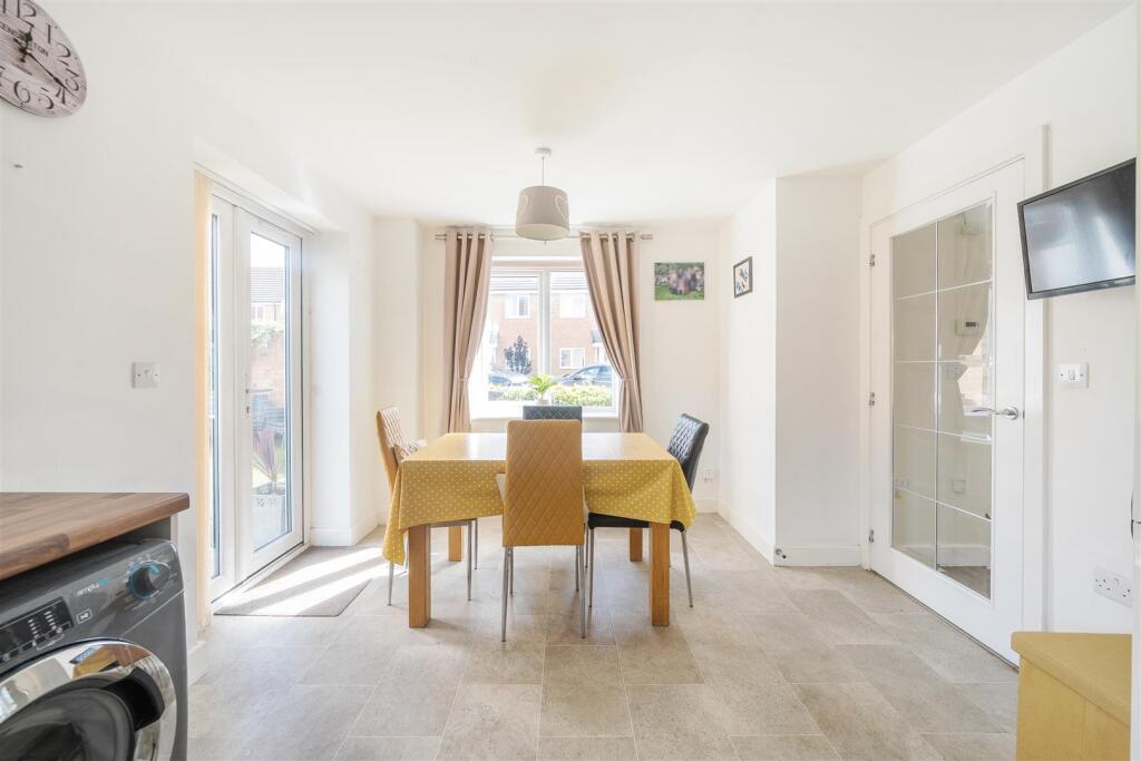 19 Blake Close, Towcester (16).jpg