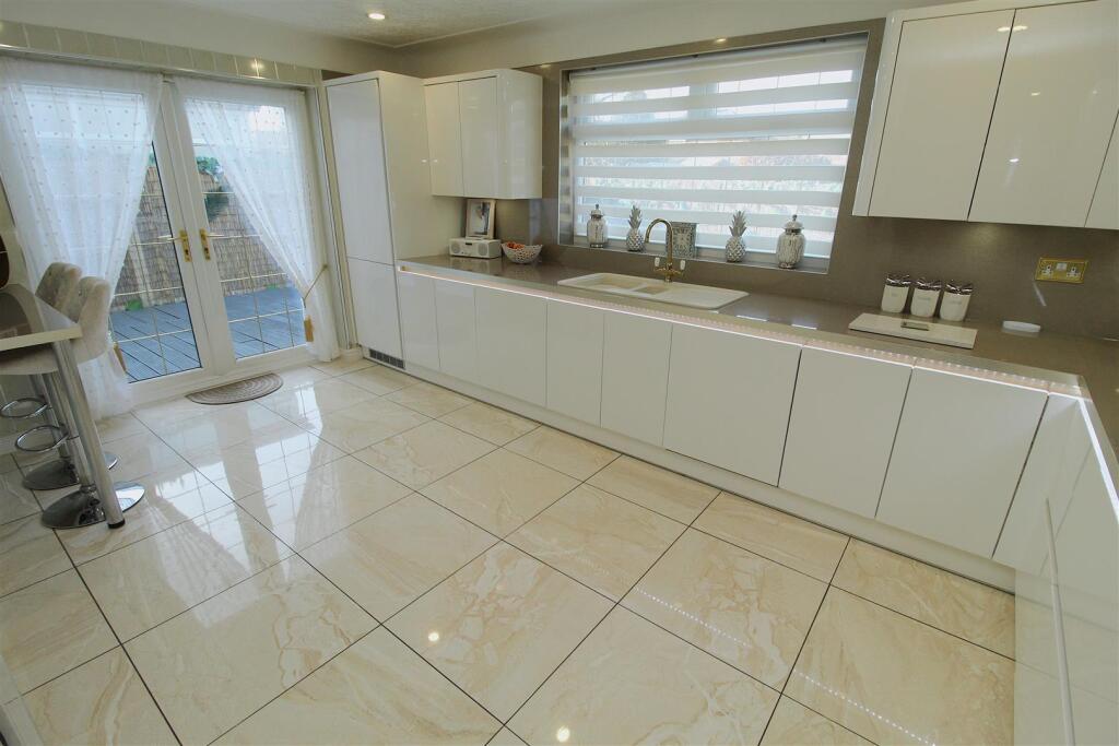 Stylish Kitchen/Breakfast Room