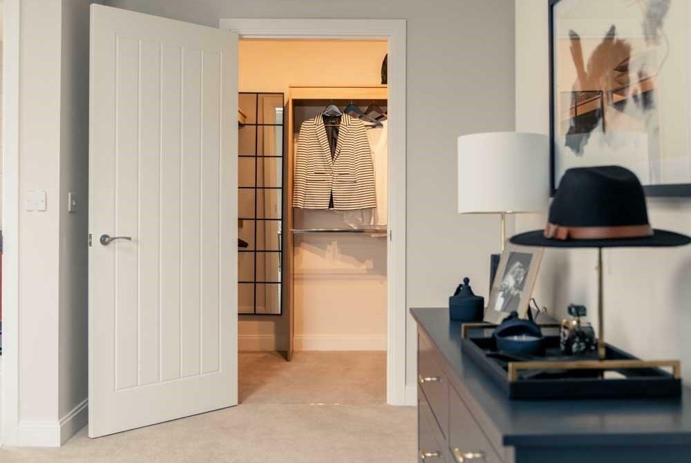 ACCESS TO WALK-IN WARDROBE