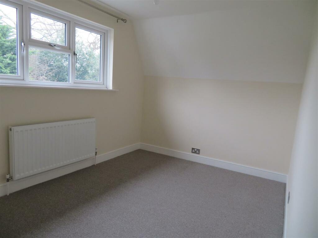 40 Park Ln Bed2.JPG