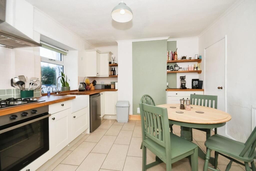 KITCHEN 03.jpg