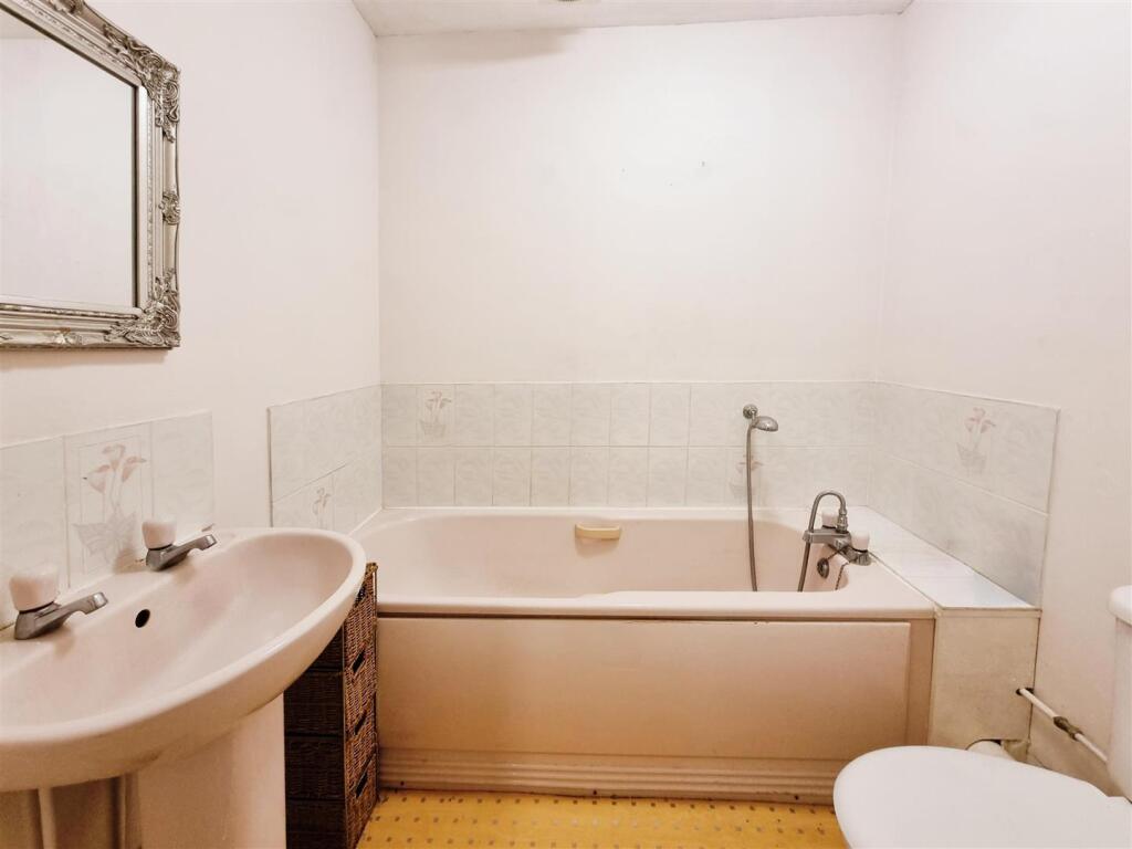 Bathroom-Rushden-One Bedroom Flat-Best Estate Agen
