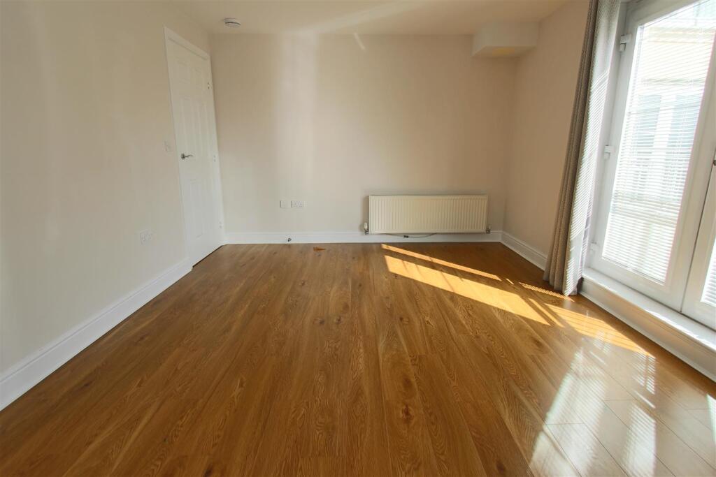 9. Lounge.JPG