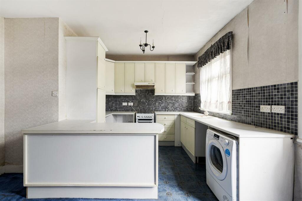 Chigwell Road, E18
