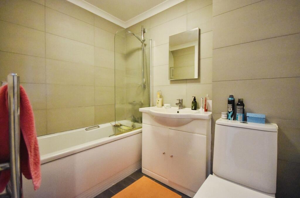 pbox-bathroom-344345.JPG