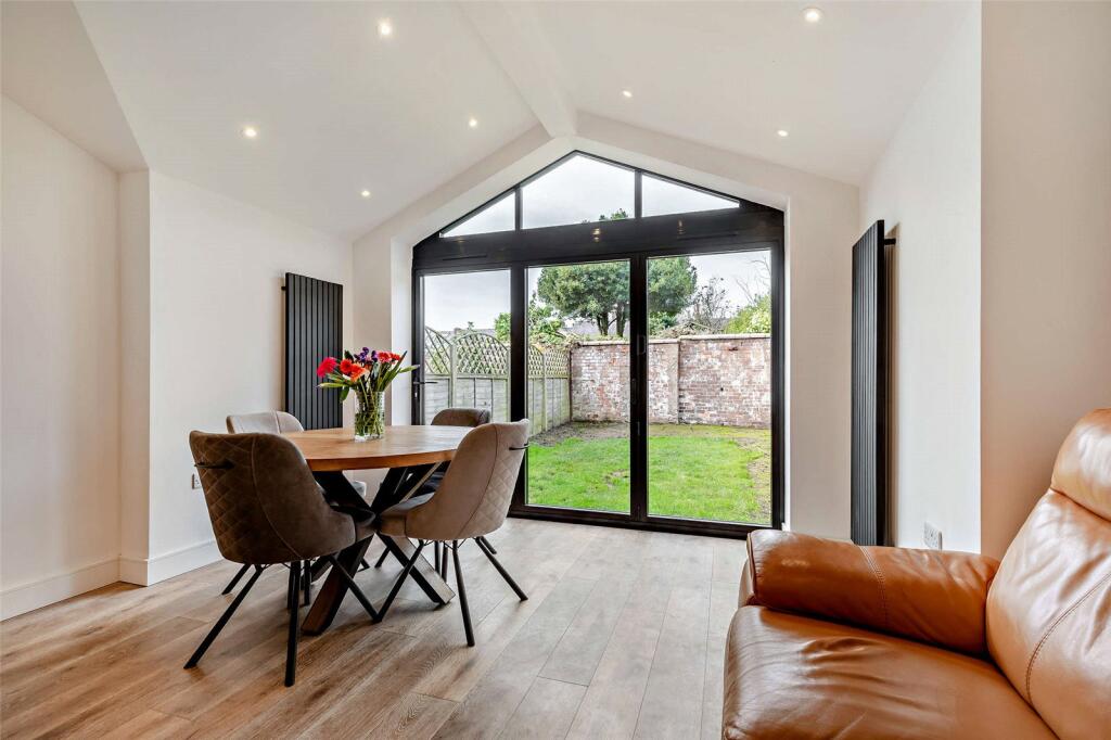 Dining/Lounge Area