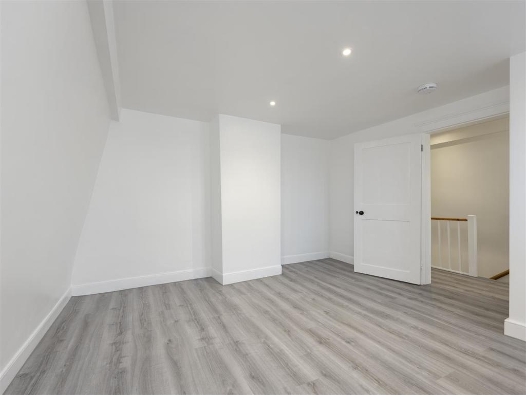 Bedroom 1_2.jpg