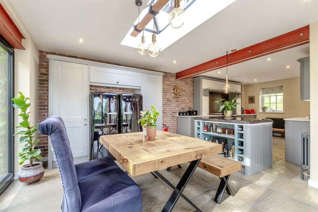 8608791-interior04.jpg