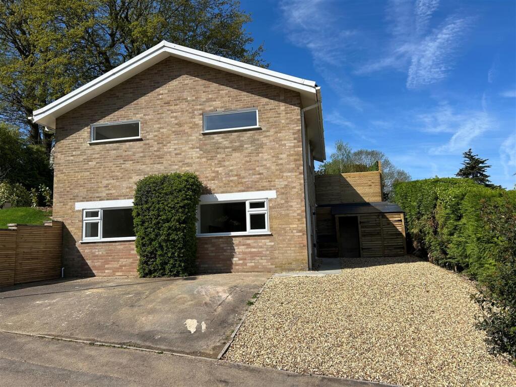 14 Selwyn Close front 3.jpg