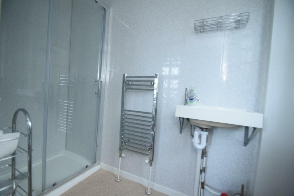 36b Upperton Gardens Ensuite(8).JPG