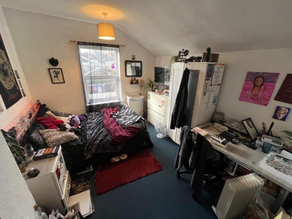 A cozy double bedroom with a vibrant atmosphere...