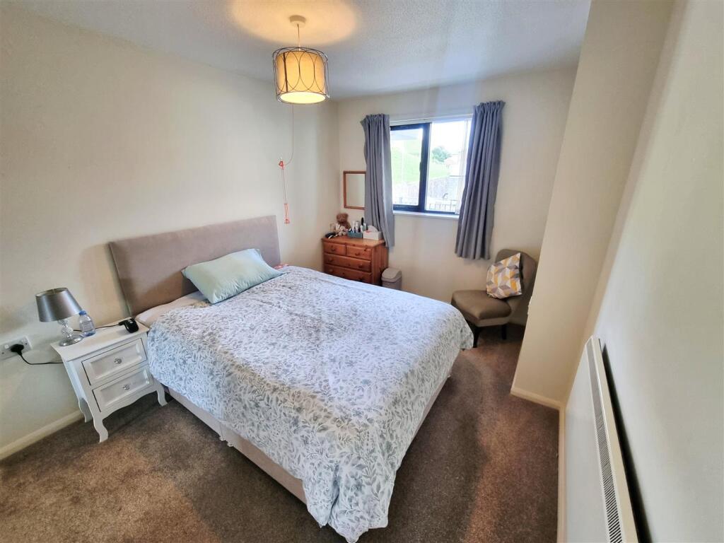 Bed 1.jpg