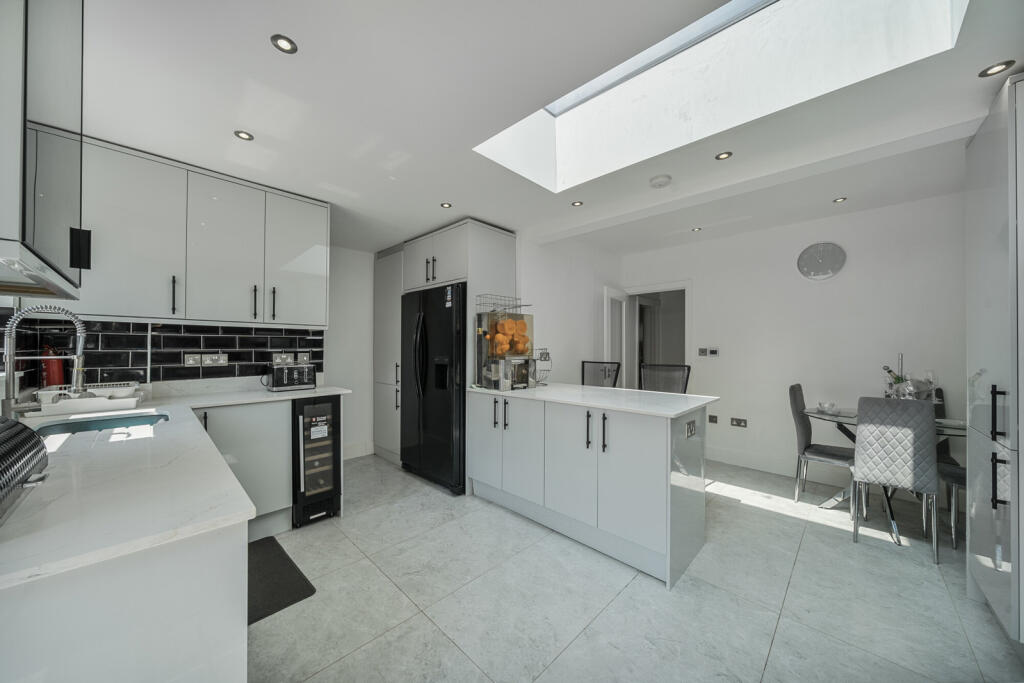 1305841-12-684c05...