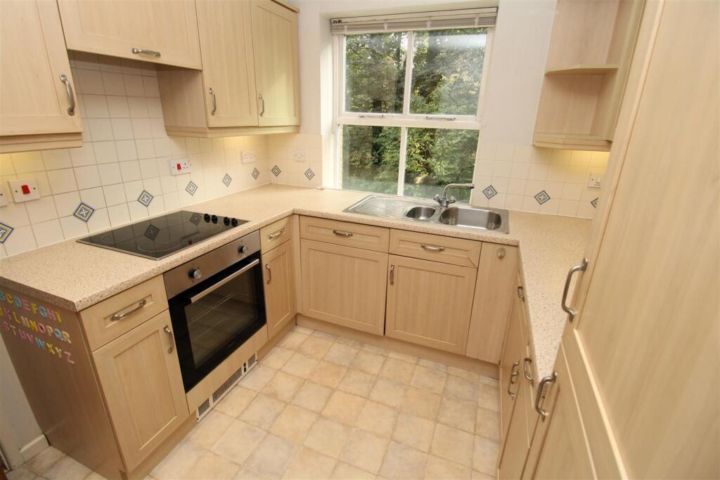 Kitchen 2 USE.JPG