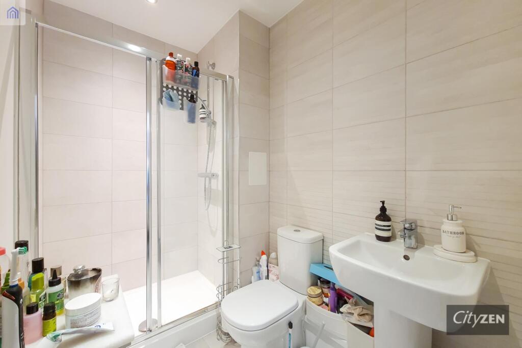 EN SUITE SHOWER ROOM
