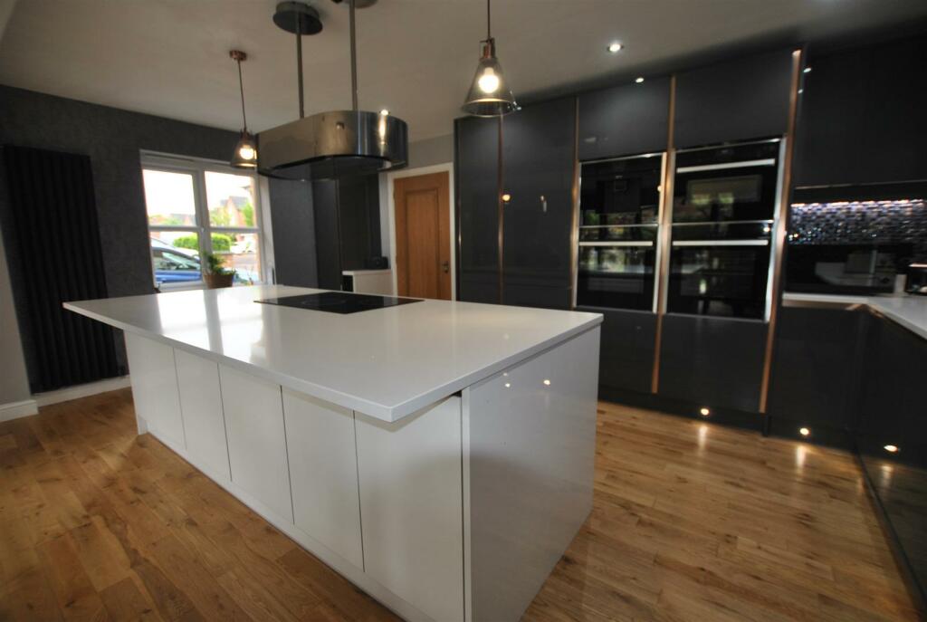 OPEN PLAN FAMILY KITCHEN/DINER