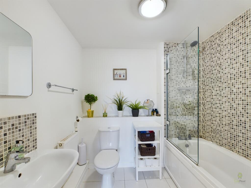 CAM03418G0-PR0090-STILL015