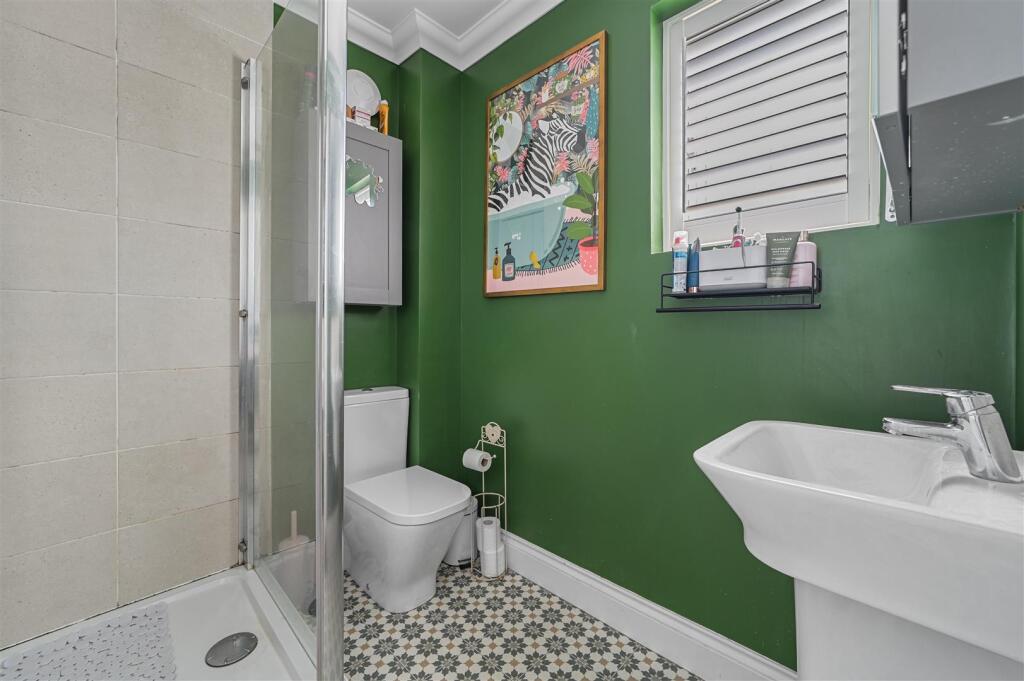 EN-SUITE SHOWER ROOM