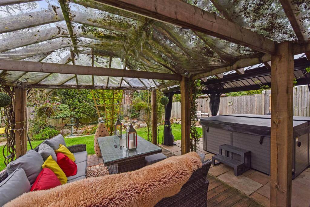 Garden Dining &amp; Jaquzzi.jpg