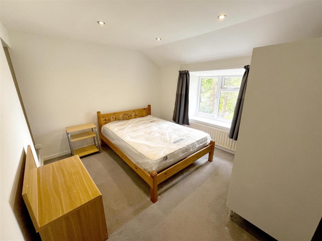 Bed1.JPG