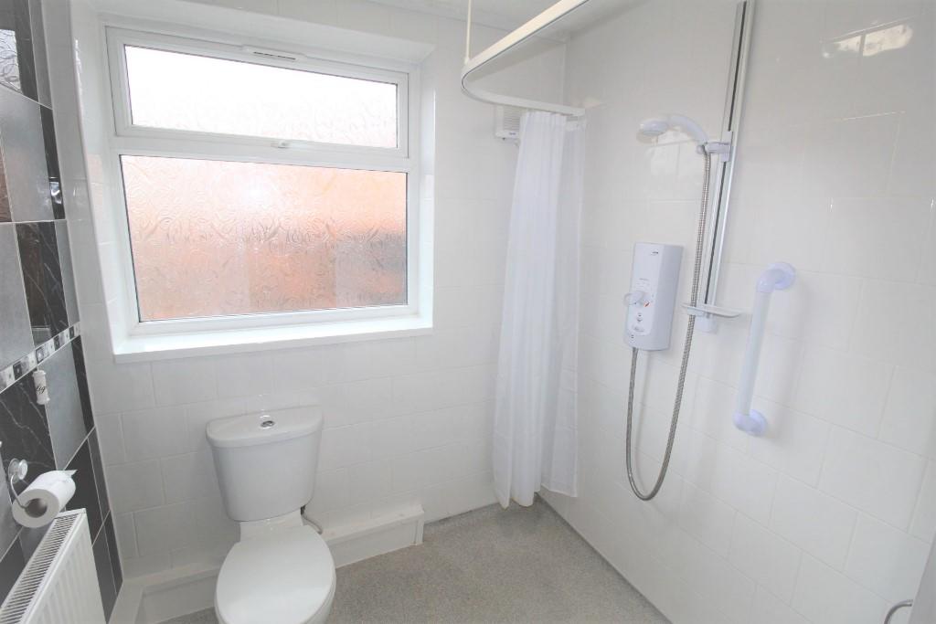 Bathroom (b)