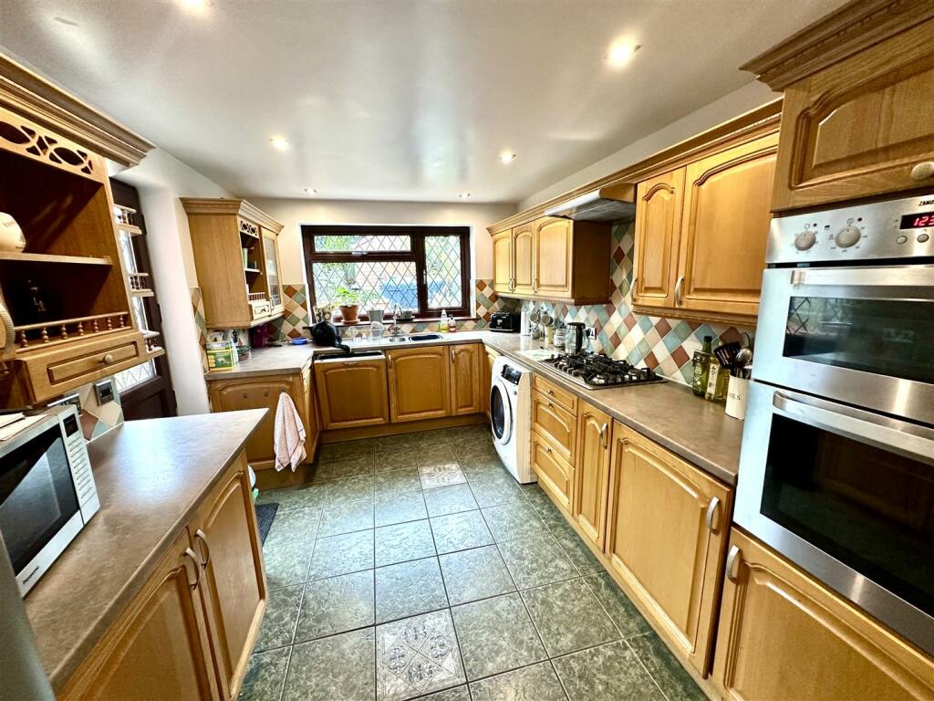 KITCHEN/BREAKFAST ROOM