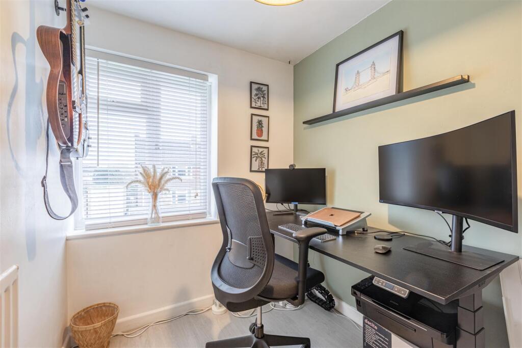 12 Gaveston Close, Byfleet, KT14 7HE - 1.jpg