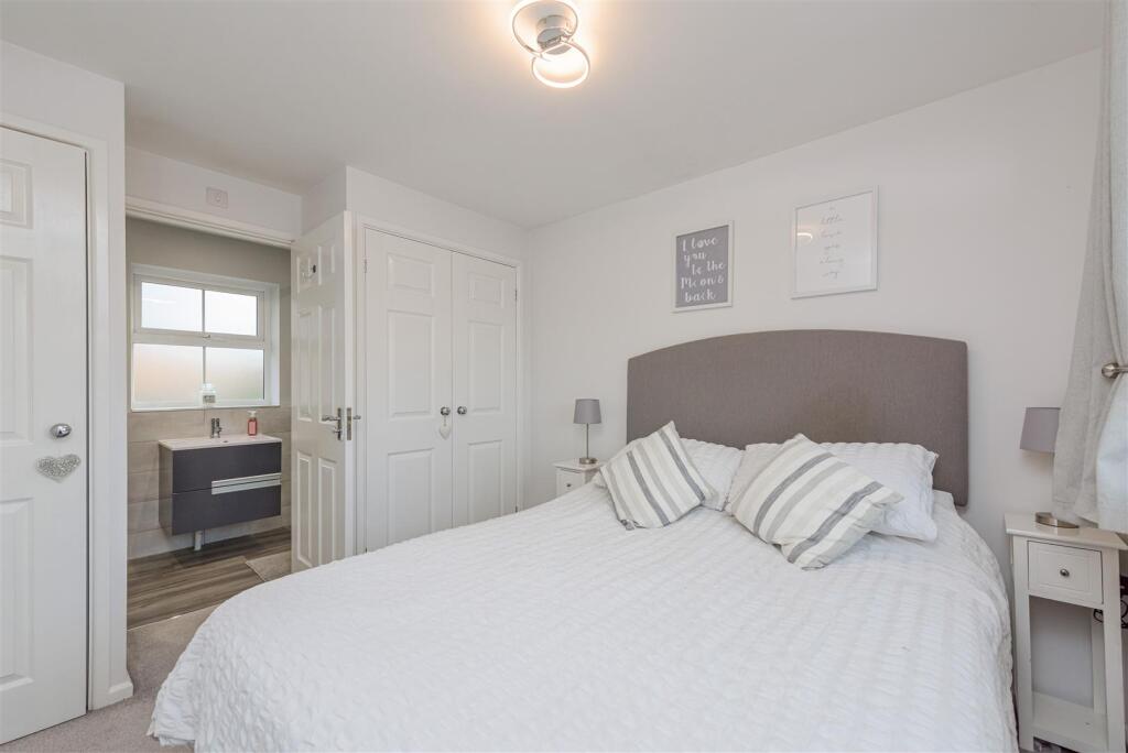 8 Lindores Road