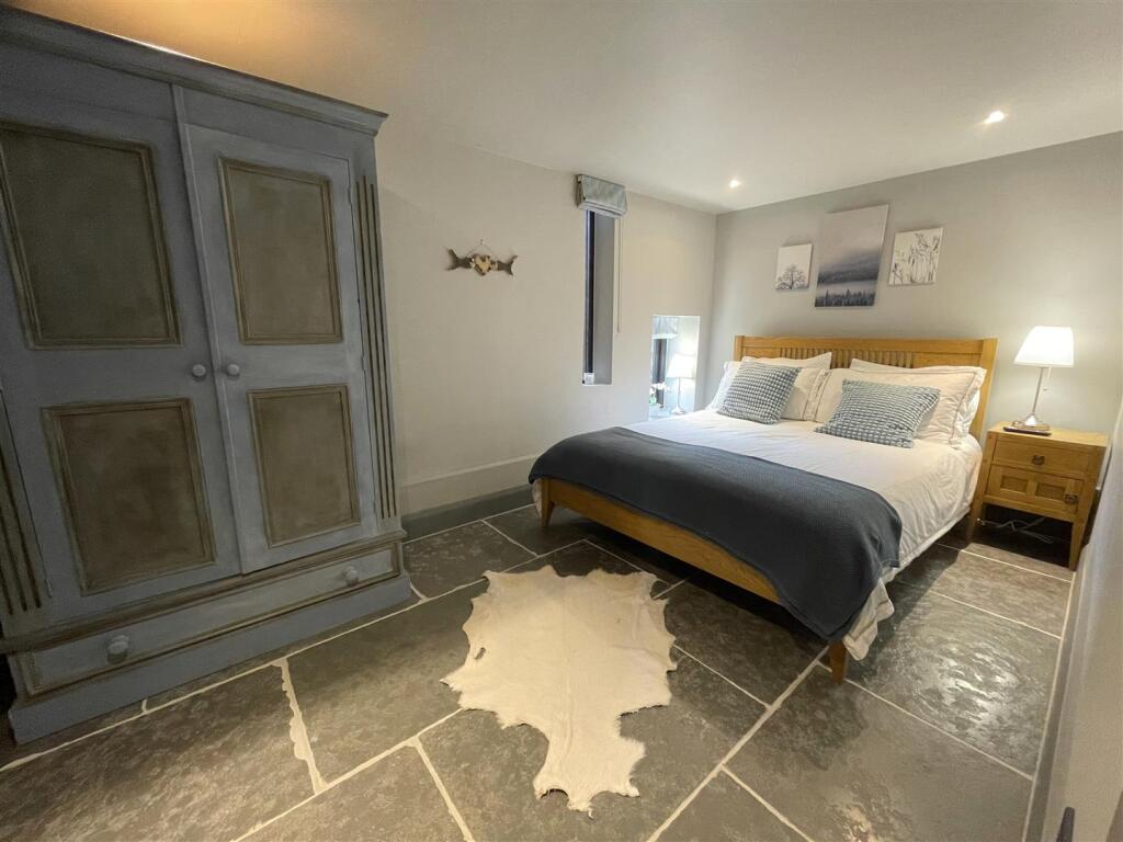 Bed 1.jpg